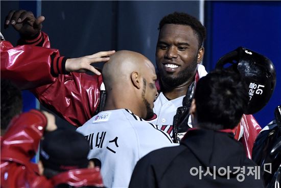 [포토]소사 '히메네스, 홈런 좋았어'