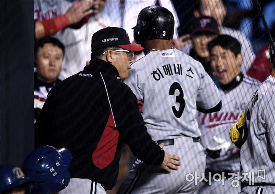 [포토]양상문 감독 '우리 예쁜 히요미~'