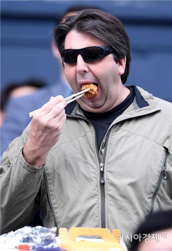 [포토]리퍼트 대사, '역시 야구장은 치킨이지!'