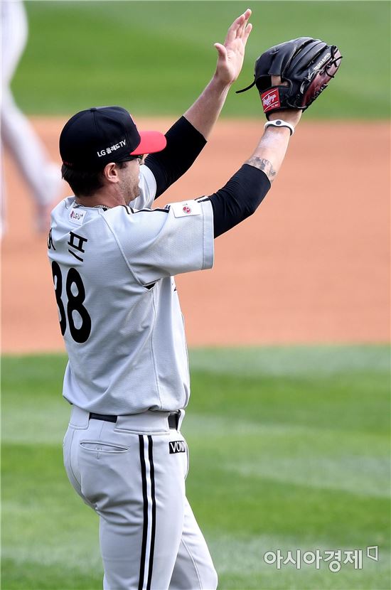 [포토]허프 '채은성, 호수비 최고야!'