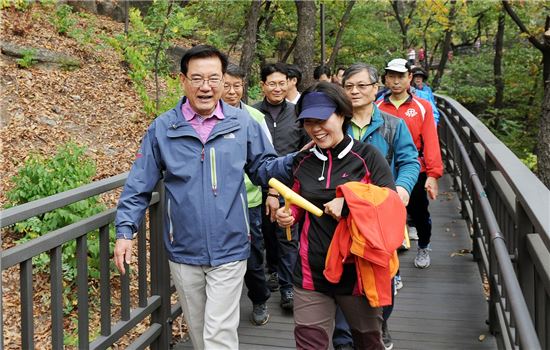 유덕열 동대문구청장이 22일 오전 ‘동대문구민 한마음 걷기의 날’에 참석해 주민들과 배봉산 둘레길을 걷고 있다.
