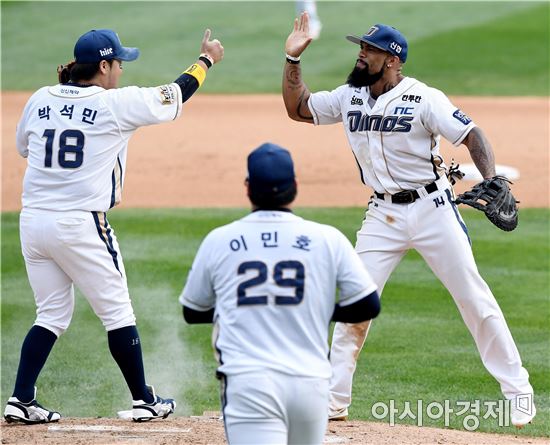 [포토]박석민-테임즈, '2연승 좋았어!'