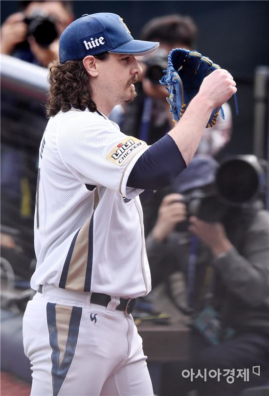 [포토]스튜어트, '7.1이닝 무실점 호투'