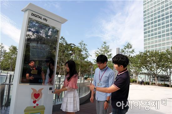 ▲삼성전자 직원들이 수원 디지털 시티내 '드림 로드 산책길에서 '건강 걷기 나눔 캠페인'에 참여하고 있다. (제공=삼성전자)