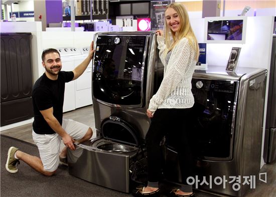 ▲LG전자 모델들이 LG 트윈워시 세탁기를 소개하고 있다.(제공=LG전자) 