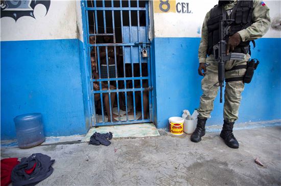 [포토]아이티서 대규모 탈옥 발생…"외출 자제령"