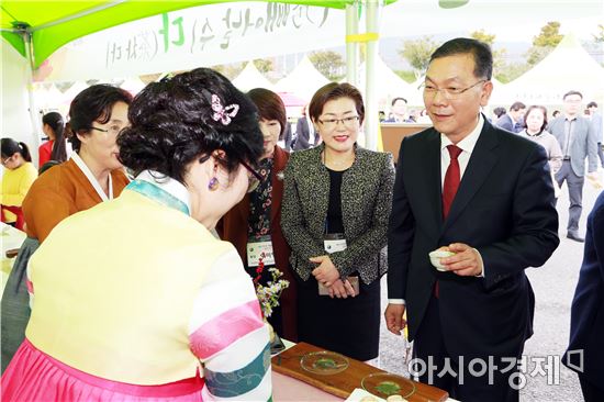 장만채 전남도교육감, 제8회 안전한 먹을거리! 영양체험 한마당 참관