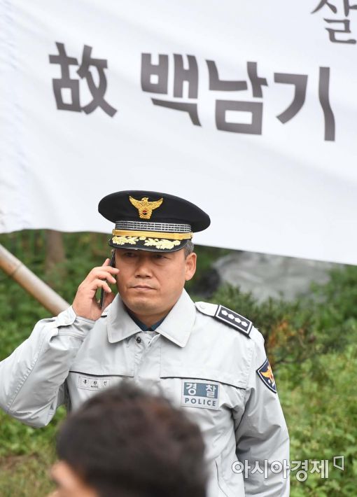 [포토]통화하는 홍완선 종로경찰서장 