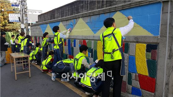 [포토]산업은행, 쪽방촌 벽화그리기 봉사활동 실시