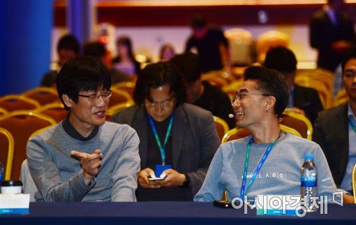 24일 삼성동 코엑스에서 열린 네이버의 개발자 컨퍼런스 '데뷰2016'에 참석한 이해진 의장과 송창현 CTO가 대화를 나누고 있다.(사진=백소아 기자)