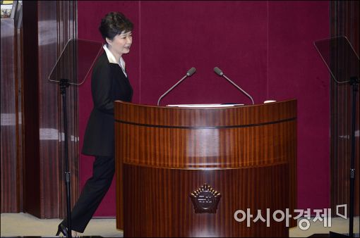 [포토]단상에 오르는 박근혜 대통령