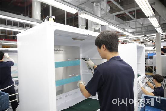 ▲삼성전자 광주공장 냉장고 생산라인에서 직원들이 '삼성 김치냉장고 지펠아삭'을 생산하고 있다. (제공=삼성전자)
