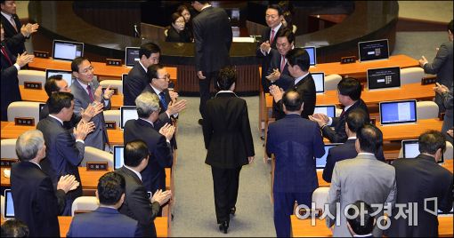 [포토]본회의장 들어서는 박근혜 대통령