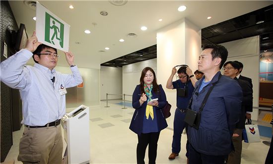 남경필 경기지사가 23일 도쿄임해광역방재공원센터를 방문해 관계자로부터 지진대책 관련 설명을 듣고 있다. 
