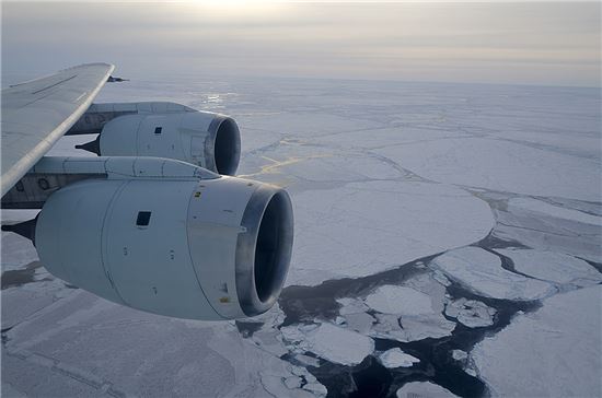 ▲빙하 연구를 위해 나사의 DC-8 비행선이 남극 웨들해를 비행하고 있다.[사진제공=NASA]