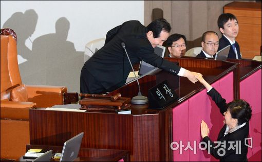 [포토]악수 나누는 정세균·박근혜