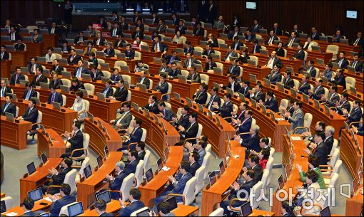 [포토]박수치는 여당, 침묵한 야당