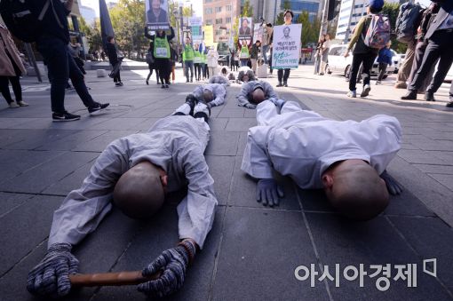 [포토]'부검 반대 오체투지 행진'