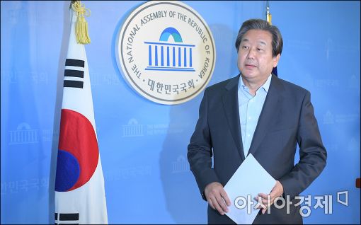 [포토]박 대통령 개헌안 환영한 김무성 전 대표