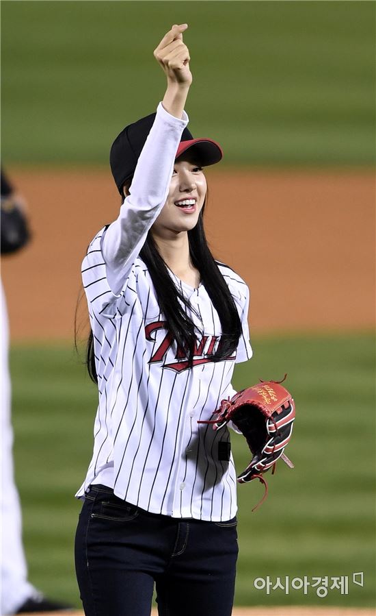 [포토]진세연, '야구팬들 향해 애교 하트'