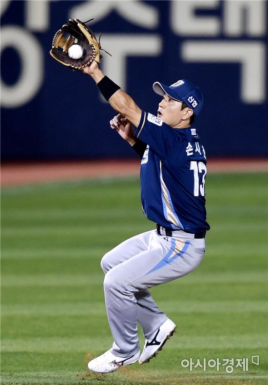 [포토]손시헌, '잡긴 잘 잡았는데'
