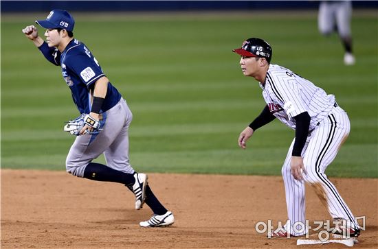 [포토]'주먹 불끈' 박민우, '실점 위기 넘겼어!'