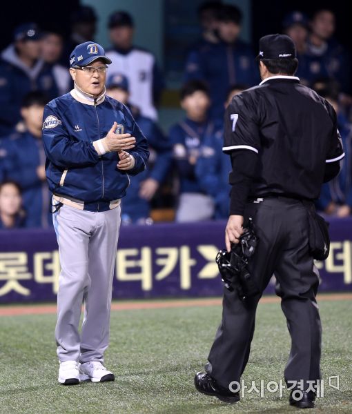[포토]구심에 어필하는 NC 김경문 감독