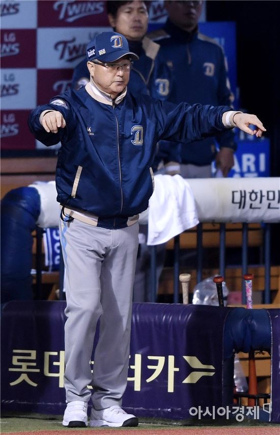 [포토]합의 판정 요구하는 NC 김경문 감독