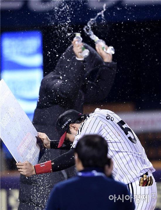 [포토]양석환, 허프의 물세례가 빠지면 섭하지'