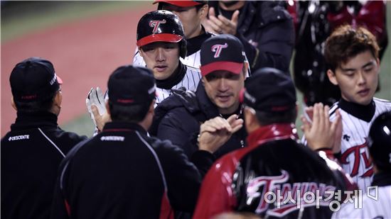 [포토]양석환, '3차전은 제가 끝냈어요'