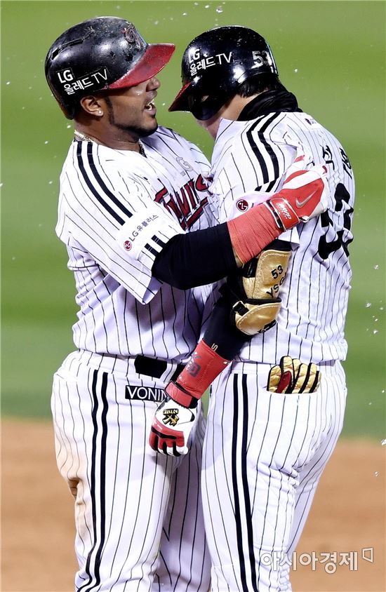 [포토]히메네스 '양석환, 끝내기 좋았어'