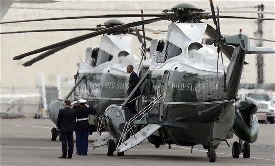 ▲대통령 전용헬기 마린원에서 내리는 버락 오바마 미국 대통령. (AP=연합뉴스)