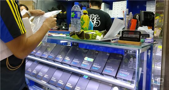 전 세계적으로 단종된 갤럭시노트7이 홍콩 신시어 포디움 쇼핑몰에서 판매되고 있는 모습(출처=엔가젯)