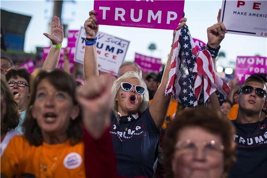 [포토]"우린 트럼프뿐"…열광하는 지지자들