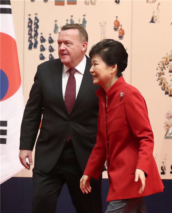 박근혜 대통령과 라스무센 덴마크 총리가 25일 청와대에서 정상회담장으로 걸어가고 있다. <사진제공: 연합뉴스>