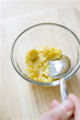 2. 삶은 밤에 연유를 넣고 으깨 냄비에 담는다.