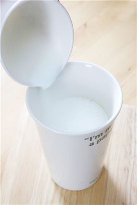 4. 나머지 우유는 스팀기를 이용해 거품을 내어 ③에 담는다.