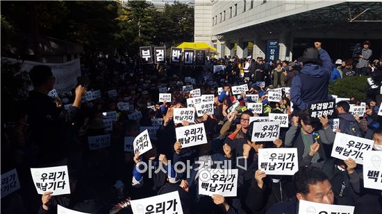 25일 오후 서울대병원장례식장앞에서 시민들이 백남기 농민 부검 영장 집행 반대를 외치고 있다. 