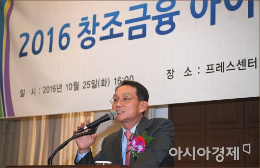 [포토]인사말하는 이세정 아시아경제 사장