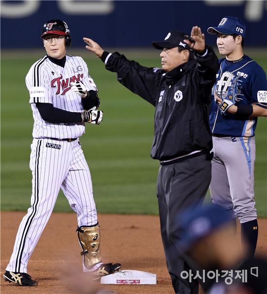 [포토]문선재, '1회 선두타자 2루타로 출루했어'