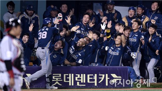 [포토]김성욱, '화끈하게 넘기고 왔어!'