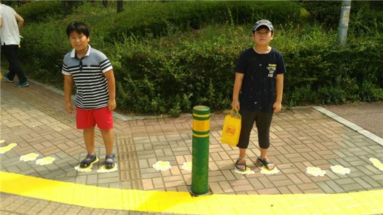 강남구, 어린이 교통사고 막는 ‘노란발자국’ 설치