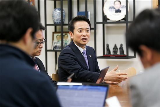 남경필 경기지사가 25일 집무실에서 출입기자들과 티타임을 갖고, 박근혜대통령이 최순실게이트의 진실에 대해 국민들에게 밝혀야 한다고 주장하고 있다. 