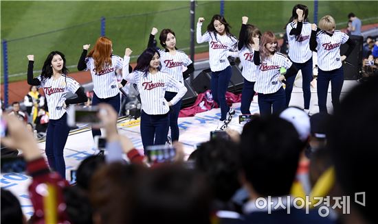 [포토]트와이스, '야구장에서 공연하는 대세 걸그룹'