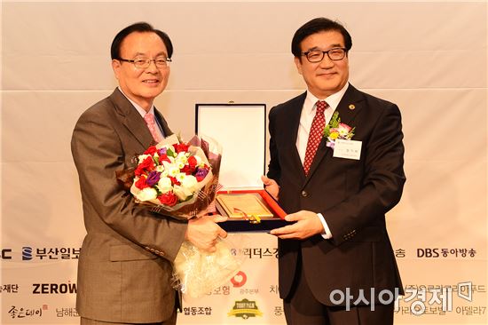임우진 광주광역시 서구청장이 대한민국신지식인협회가 주최한 ‘2016년 대한민국신지식인 인증식’에서 대상을 수상하는 영예를 안았다.