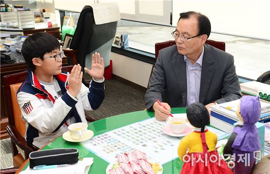 유촌초등학교 학생들이 생활민원 및 불편사항 등을 건의하기 위해 광주광역시 서구청 구청장 집무실을 방문했다.