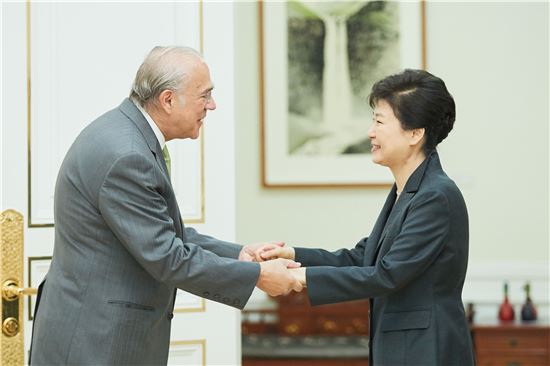 박근혜 대통령이 26일 청와대에서 앙헬 구리아 OECD 사무총장과 악수를 하고 있다.