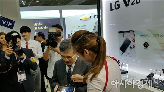 [포토] 권오현 삼성전자 부회장, LG V20·OLED 체험