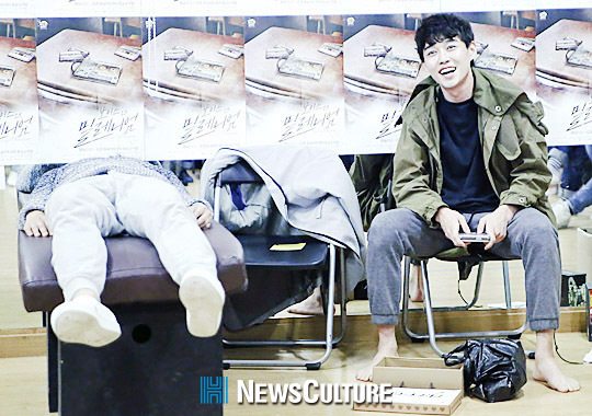 ▲ 연극 ‘보이스 오브 밀레니엄(연출 박선희)’ 연습장면 중 명구(오른쪽 이휘종 분)가 잠들어있는 지훈(박동욱 분)에게 말을 걸고 있다.(뉴스컬처 ©박남희 기자