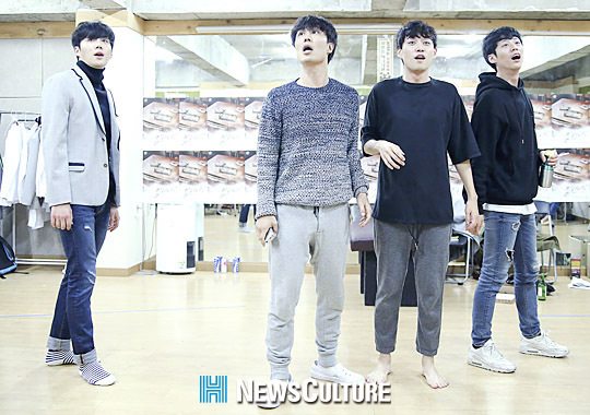▲ 연극 ‘보이스 오브 밀레니엄(연출 박선희)’ 연습장면 중 아이들이 해가 뜨는 모습을 보며 감탄하고 있다.(뉴스컬처) ©박남희 기자